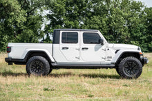 Load image into Gallery viewer, Rough Country 2.5&quot; Leveling Kit Jeep Gladiator JT 4WD (20-22) w/ or w/o Shocks Alternate Image