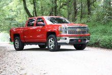 Load image into Gallery viewer, Rough Country 2&quot; Leveling Kit Chevy Silverado 2WD/4WD (14-18) N3 Loaded struts Alternate Image