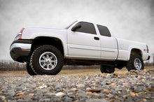 Load image into Gallery viewer, Rough Country Lift Kit Chevy Silverado 1500 4WD (99-07) 6&quot; Lift w/ Shocks Alternate Image