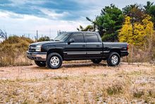 Load image into Gallery viewer, Rough Country Lift Kit Chevy Silverado 4WD (99-07) 1.5&quot; - 2&quot; Suspension Lift Kits w/ or w/o Shocks Alternate Image